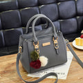 Bolsa Feminina Bordada com Pingente