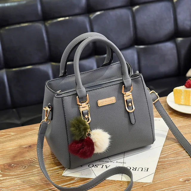 Bolsa Feminina Bordada com Pingente