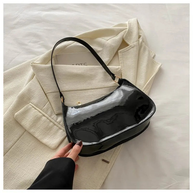 Bolsa de Ombro Feminina com Aba – Preta ou Vermelha