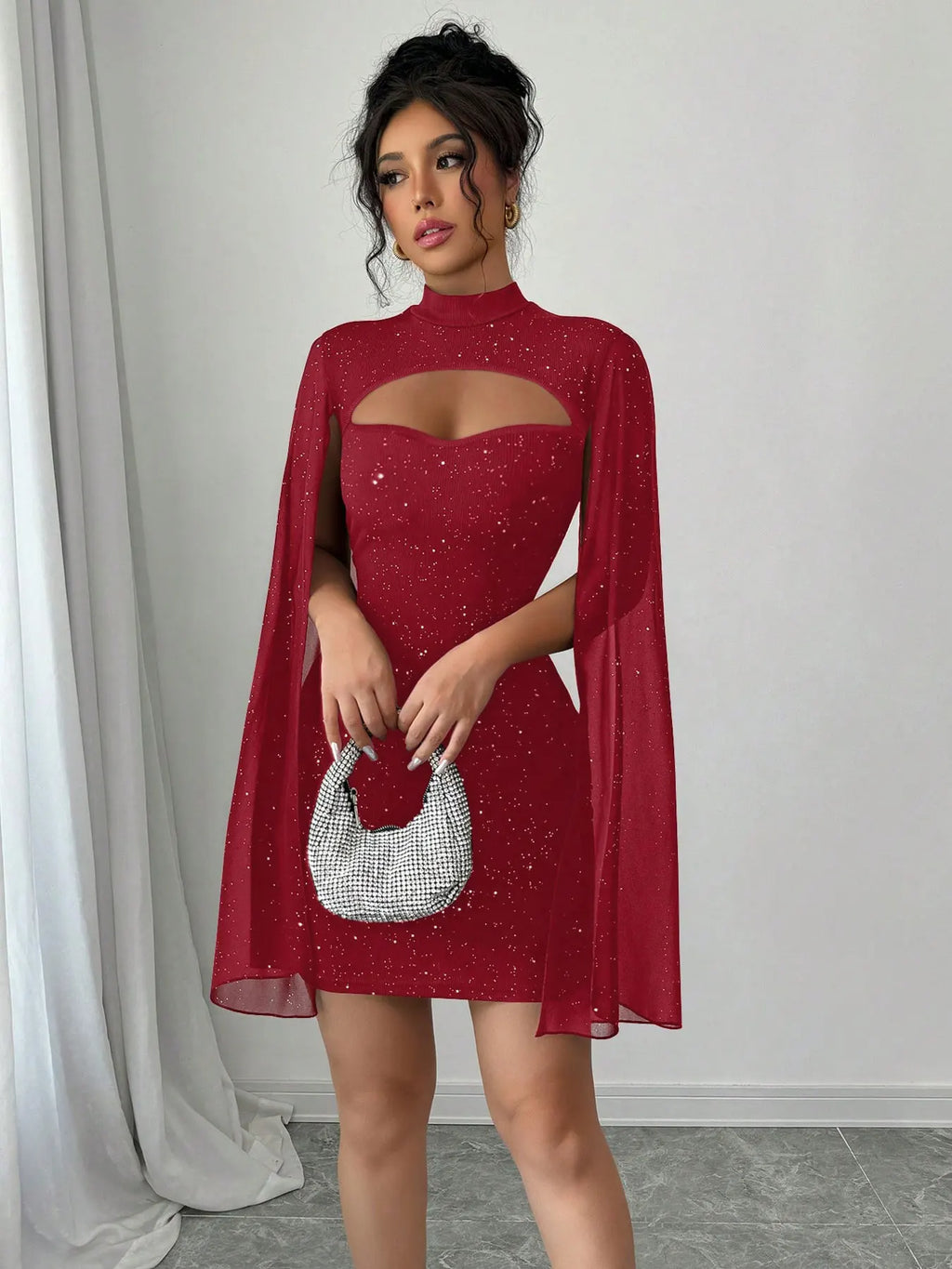 Vestido Curto Justo com Capa e Gola Alta – Brilho de Lantejoulas para Festa e Balada