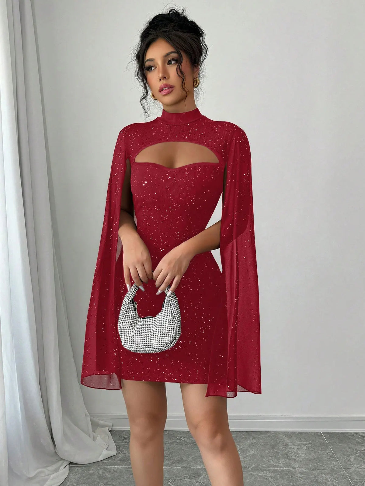 Vestido Curto Justo com Capa e Gola Alta – Brilho de Lantejoulas para Festa e Balada