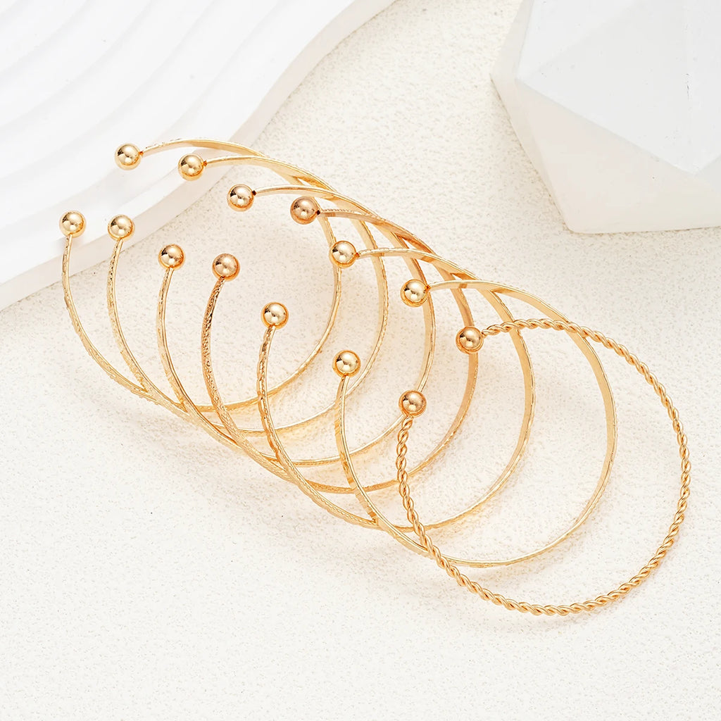 Kit 7 Pulseiras Douradas Estilo Punk com Corações e Design Metálico Aberto Feminina