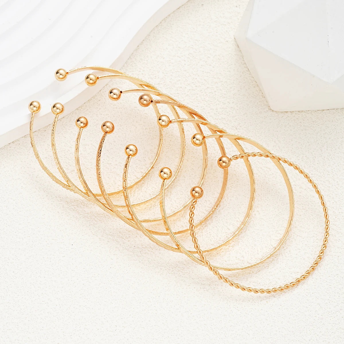 Kit 7 Pulseiras Douradas Estilo Punk com Corações e Design Metálico Aberto Feminina