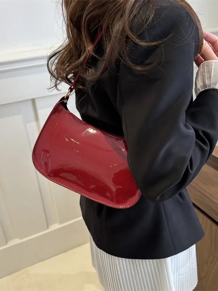 Bolsa de Ombro Feminina com Aba – Preta ou Vermelha