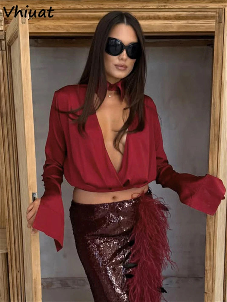 Blusa Cropped de Cetim com Laço no Pescoço Manga Longa Decote em V Feminina Vinho