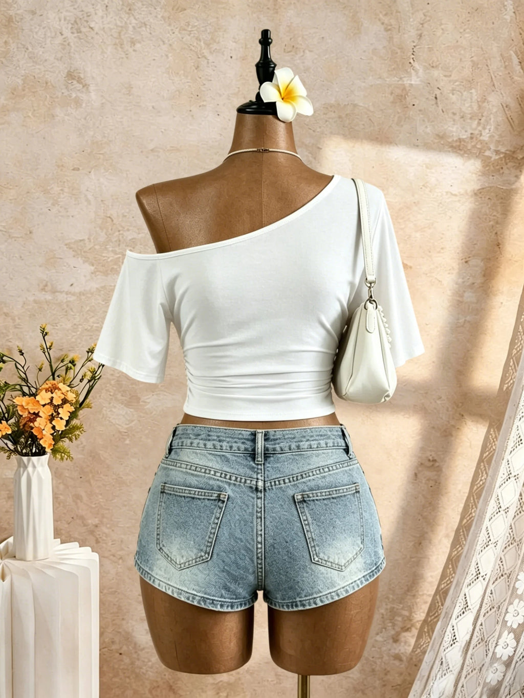 Blusa Cropped Ombro Único Manga Curta com Franzido Lateral Feminina Branca