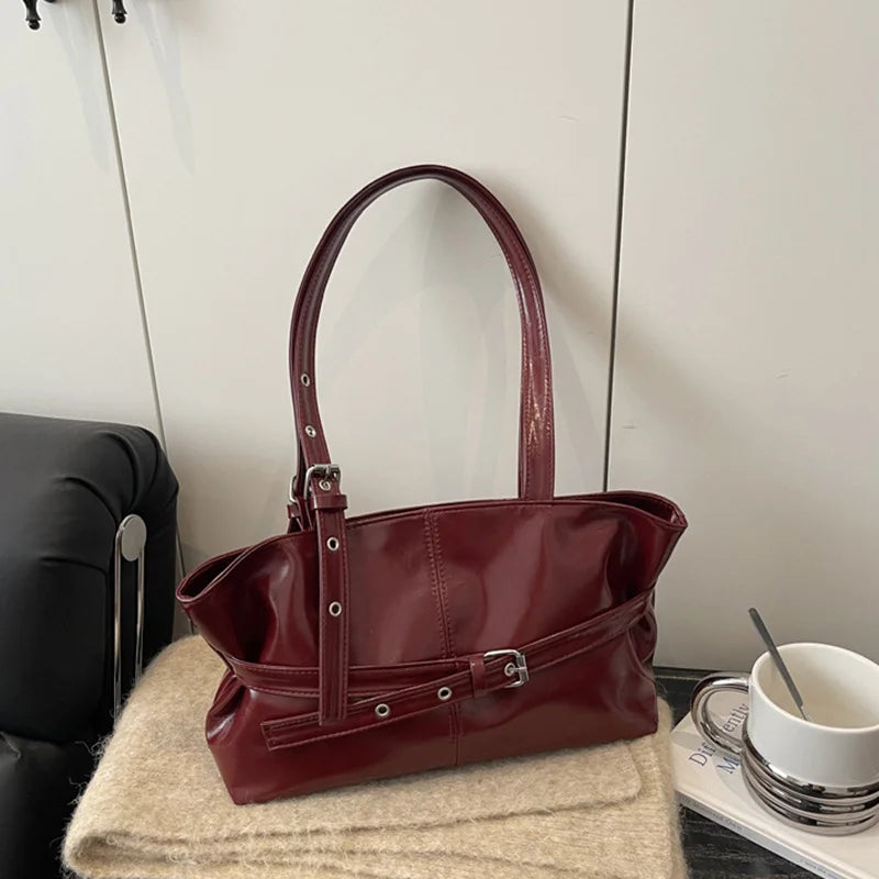 Bolsa Feminina com Rebites e Fivela – Vinho, Café ou Preta