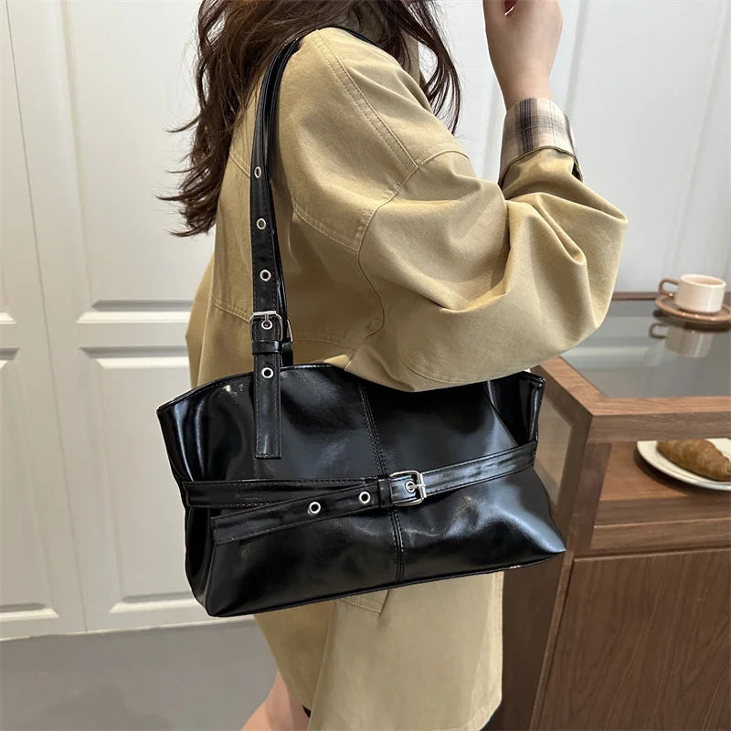Bolsa Feminina com Rebites e Fivela – Vinho, Café ou Preta