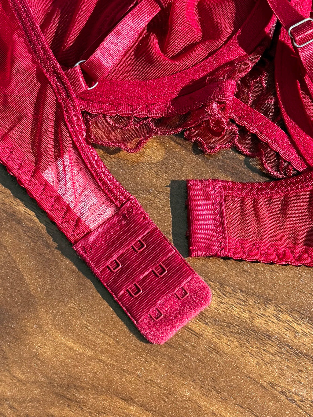 Conjunto de Lingerie Vermelho de Renda com Bordado Floral – Sutiã e Calcinha