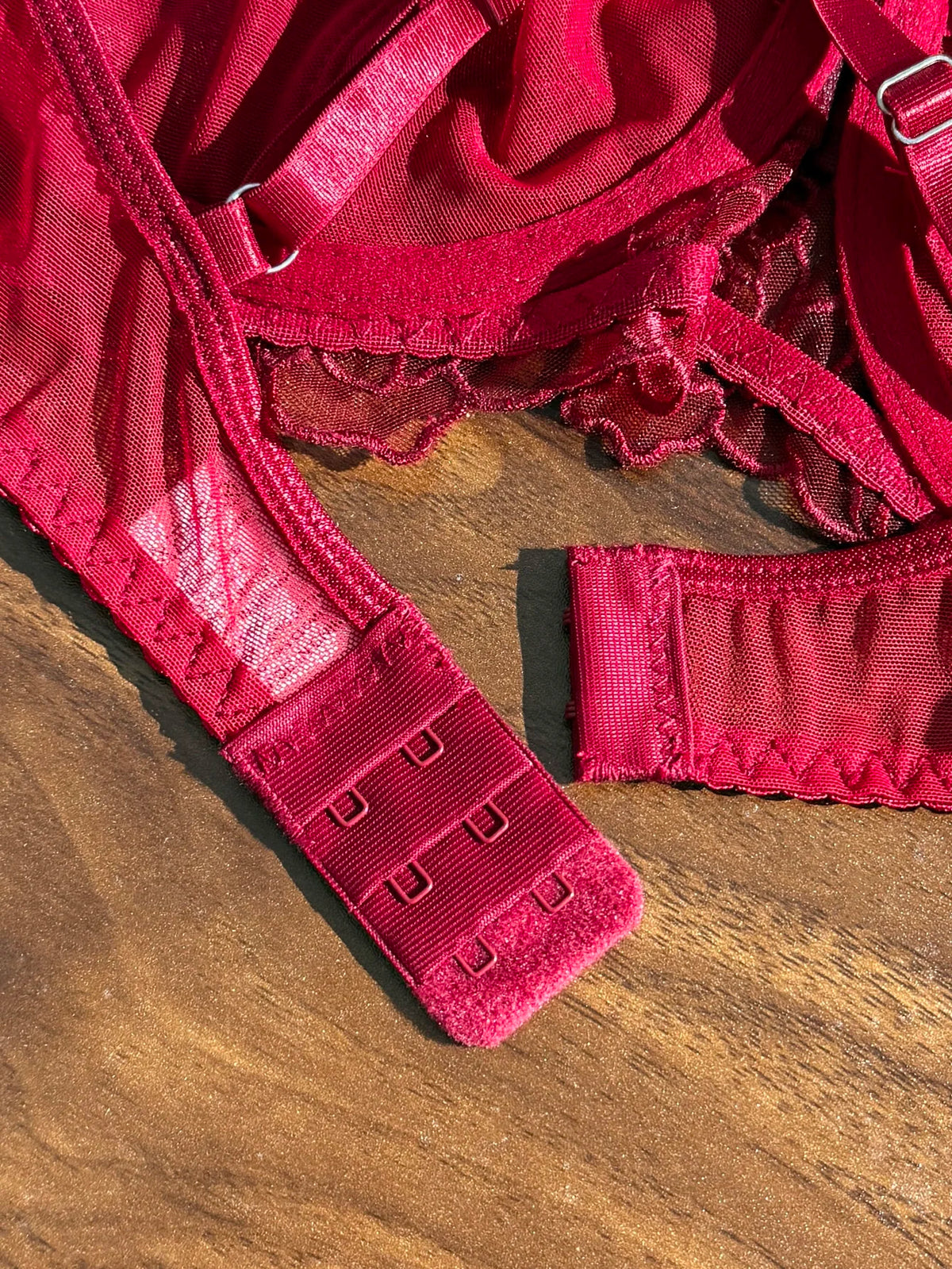 Conjunto de Lingerie Vermelho de Renda com Bordado Floral – Sutiã e Calcinha