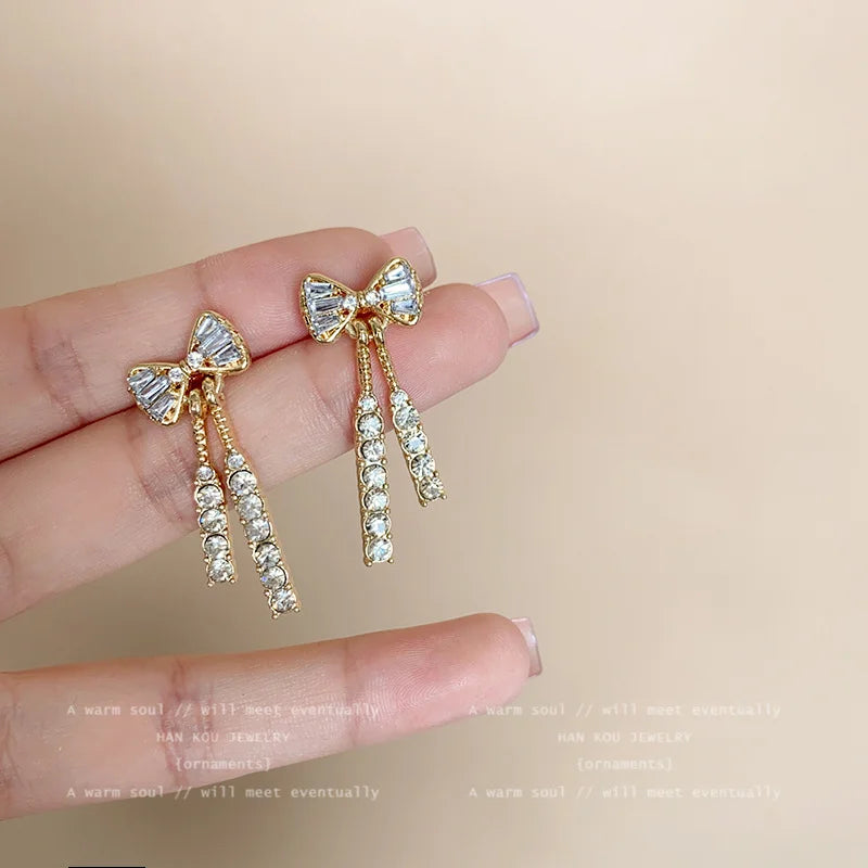 Brinco Feminino de Laço Dourado com Strass Delicado e Brilhante