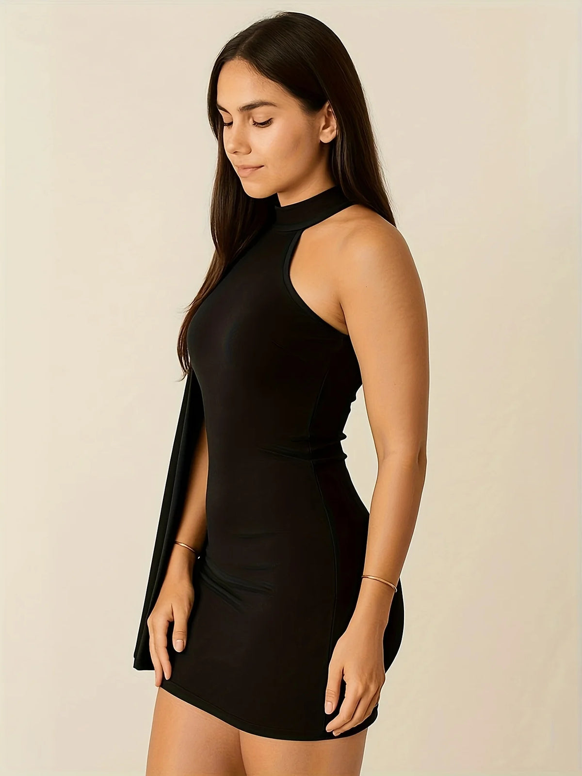 Vestido de Festa Elegante com Decote Assimétrico e Mangas com Fenda