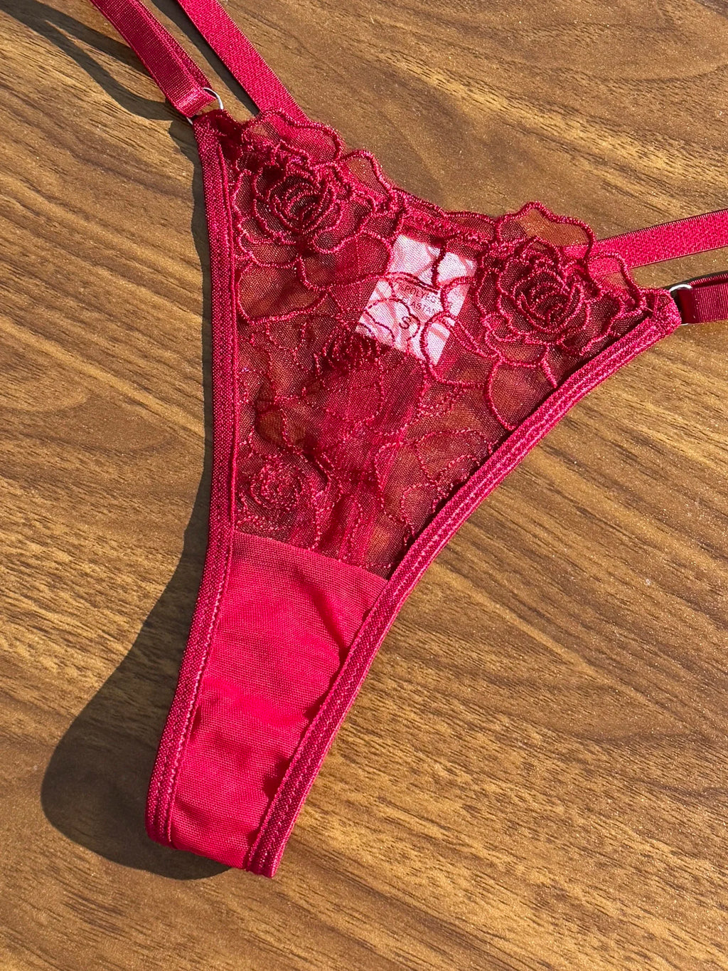 Conjunto de Lingerie Vermelho de Renda com Bordado Floral – Sutiã e Calcinha