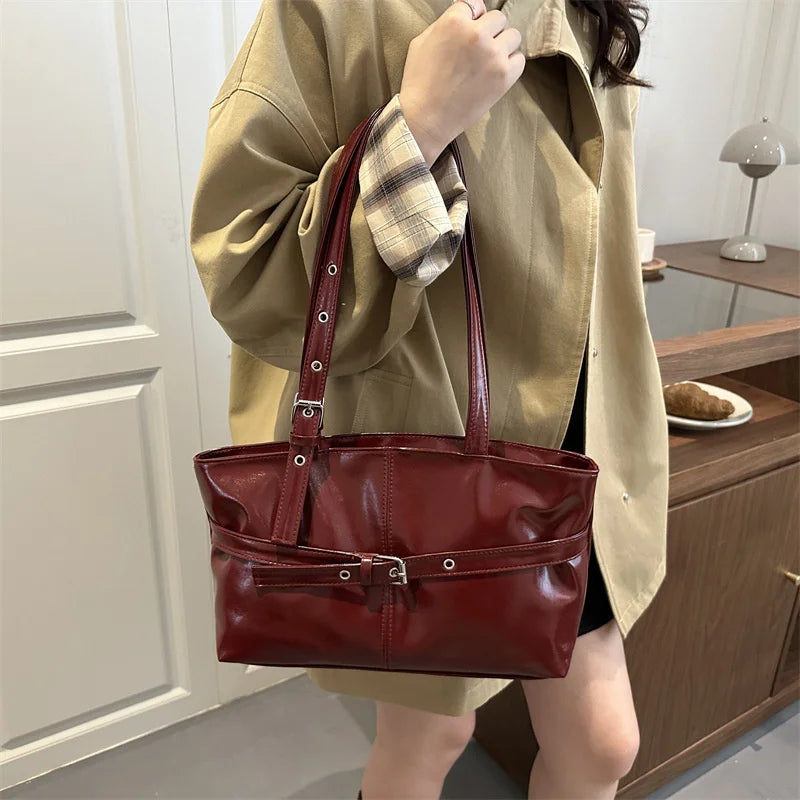 Bolsa Feminina com Rebites e Fivela – Vinho, Café ou Preta