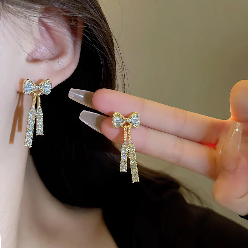 Brinco Feminino de Laço Dourado com Strass Delicado e Brilhante