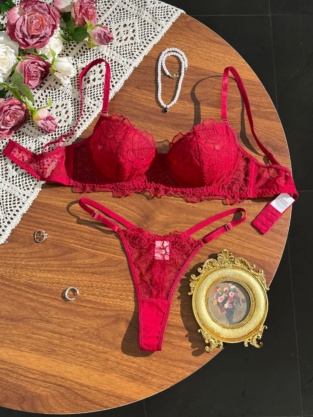 Conjunto de Lingerie Vermelho de Renda com Bordado Floral – Sutiã e Calcinha