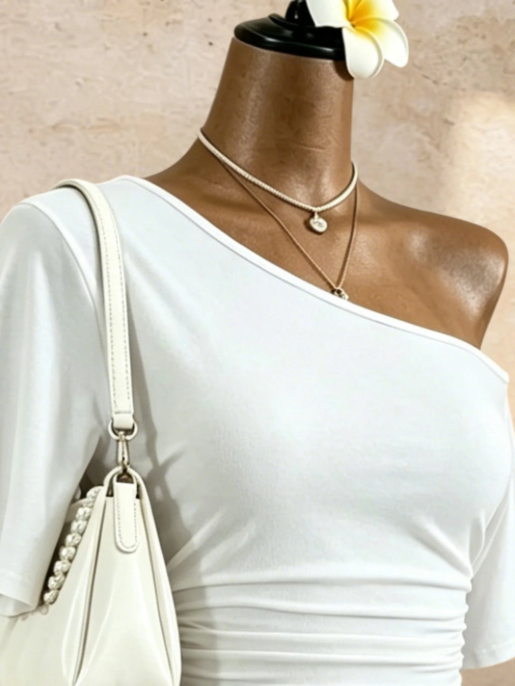 Blusa Cropped Ombro Único Manga Curta com Franzido Lateral Feminina Branca