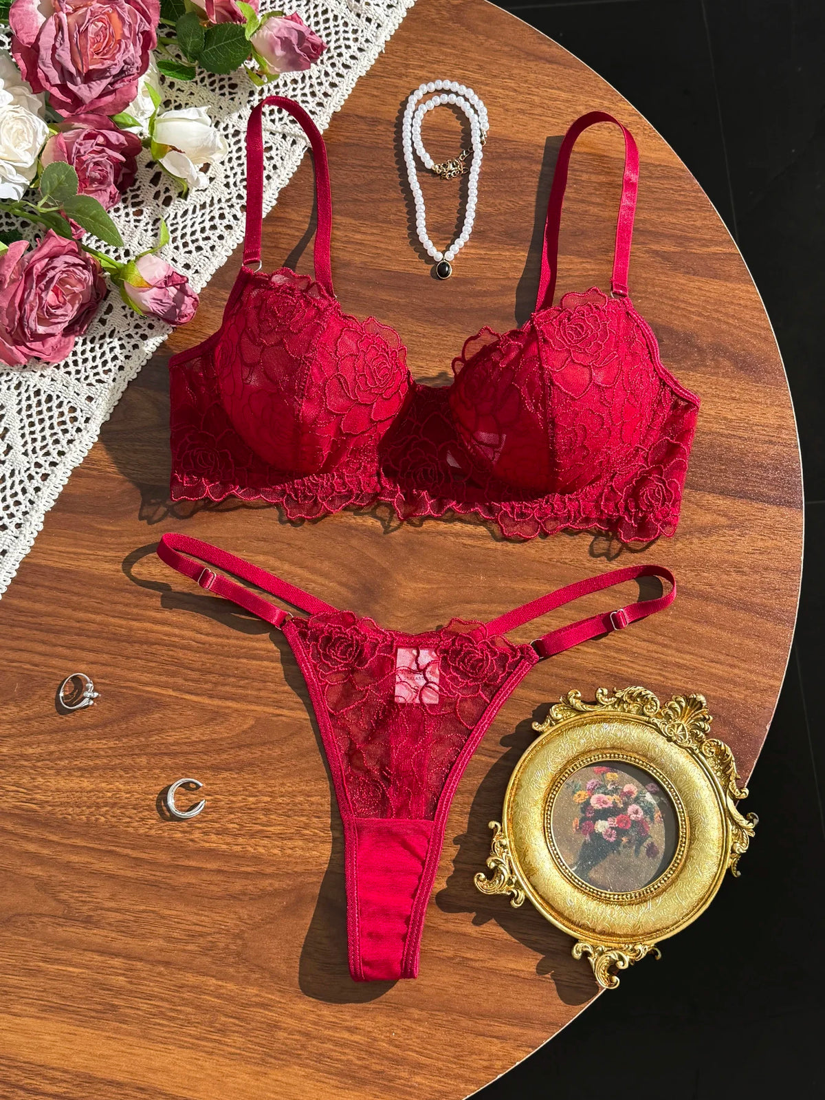 Conjunto de Lingerie Vermelho de Renda com Bordado Floral – Sutiã e Calcinha