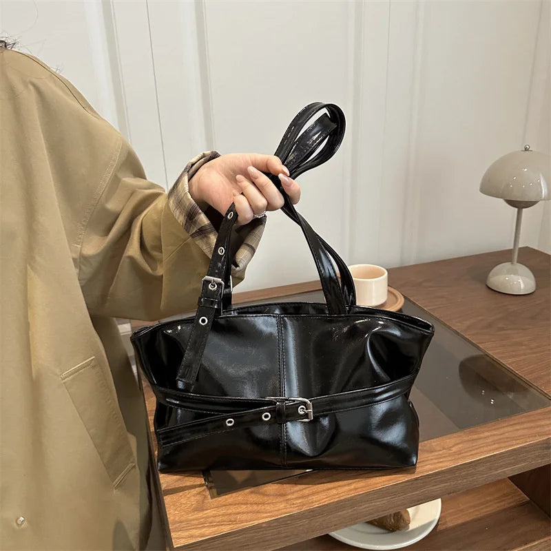 Bolsa Feminina com Rebites e Fivela – Vinho, Café ou Preta