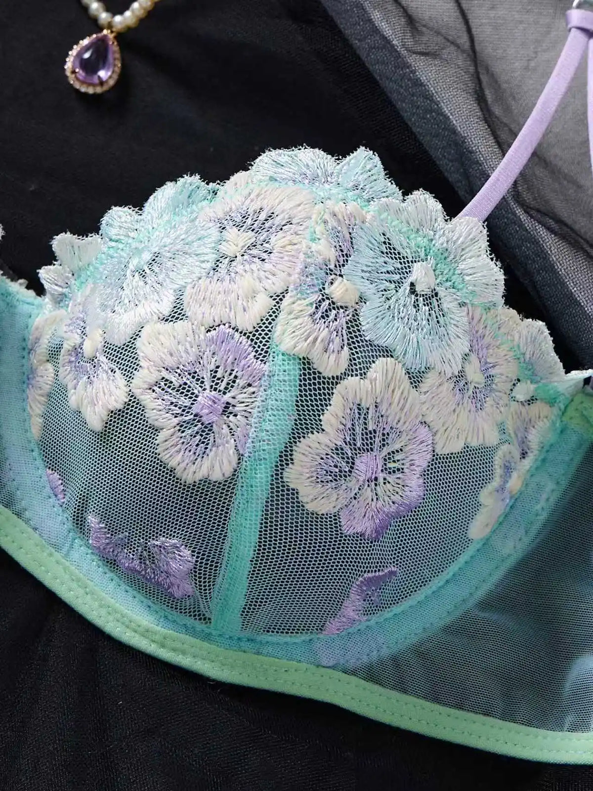 Conjunto de Lingerie Verde em Tule com Bordado Floral – Sutiã com Aro e Fio-Dental