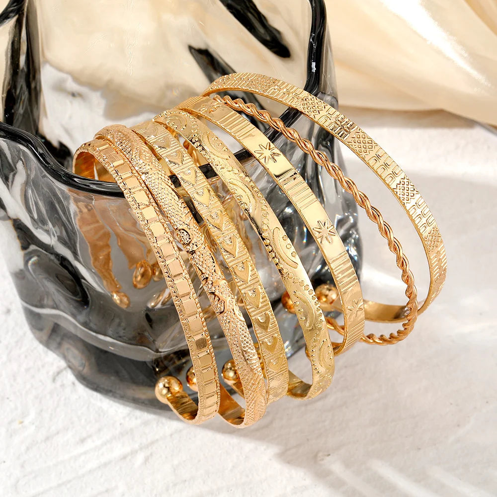 Kit 7 Pulseiras Douradas Estilo Punk com Corações e Design Metálico Aberto Feminina