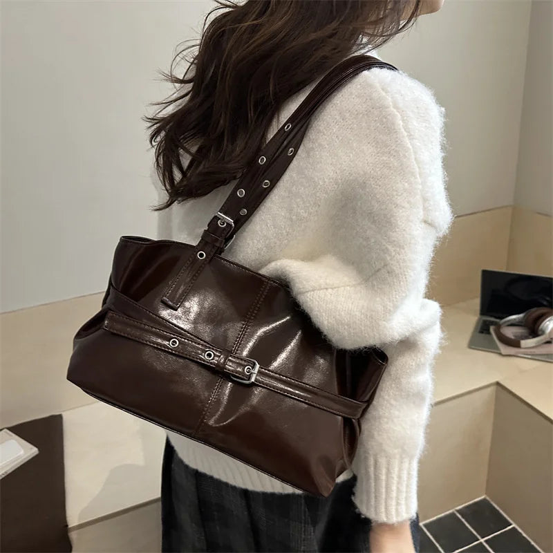 Bolsa Feminina com Rebites e Fivela – Vinho, Café ou Preta