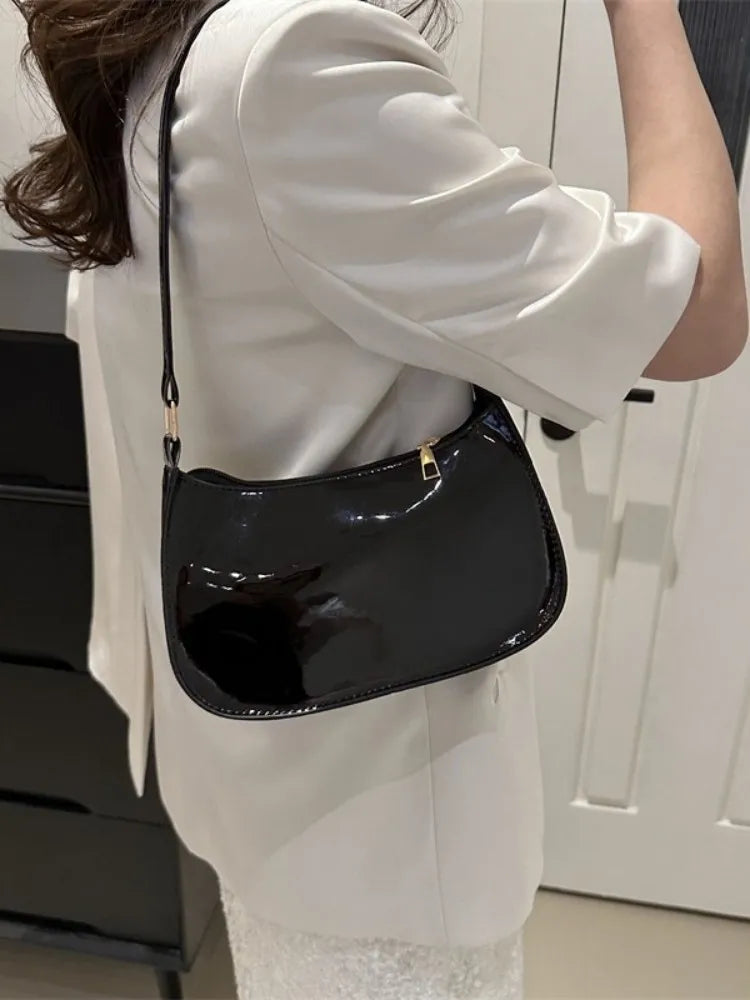 Bolsa de Ombro Feminina com Aba – Preta ou Vermelha