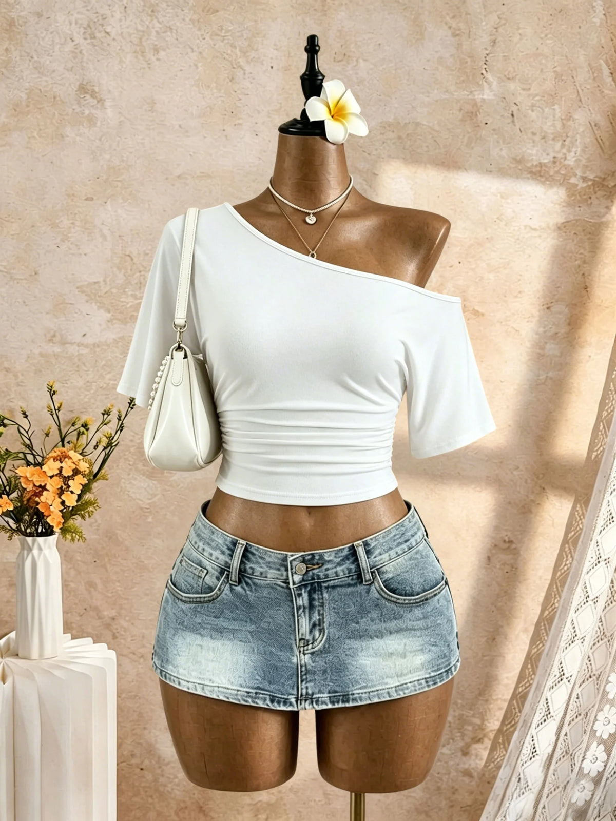 Blusa Cropped Ombro Único Manga Curta com Franzido Lateral Feminina Branca