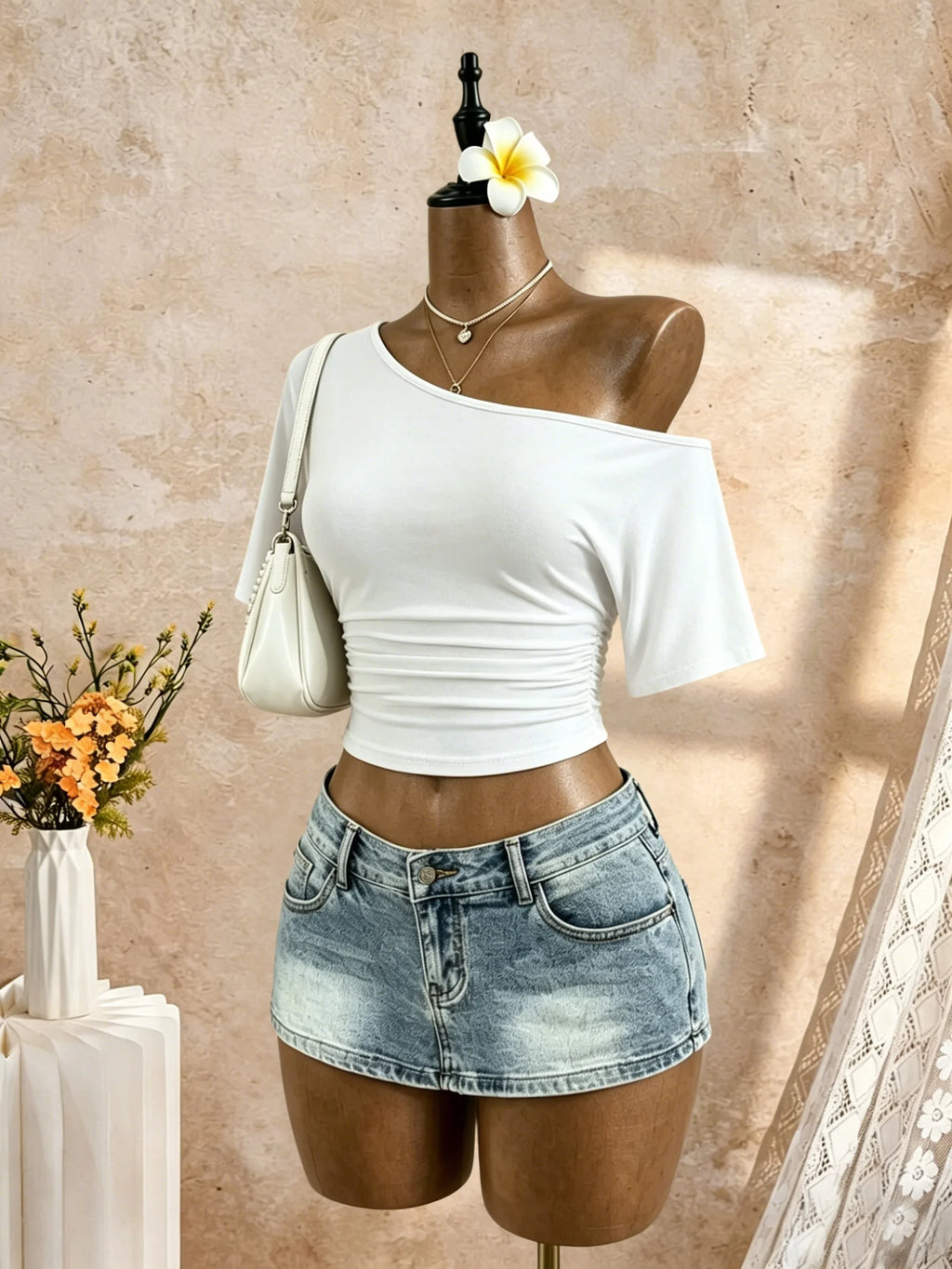 Blusa Cropped Ombro Único Manga Curta com Franzido Lateral Feminina Branca