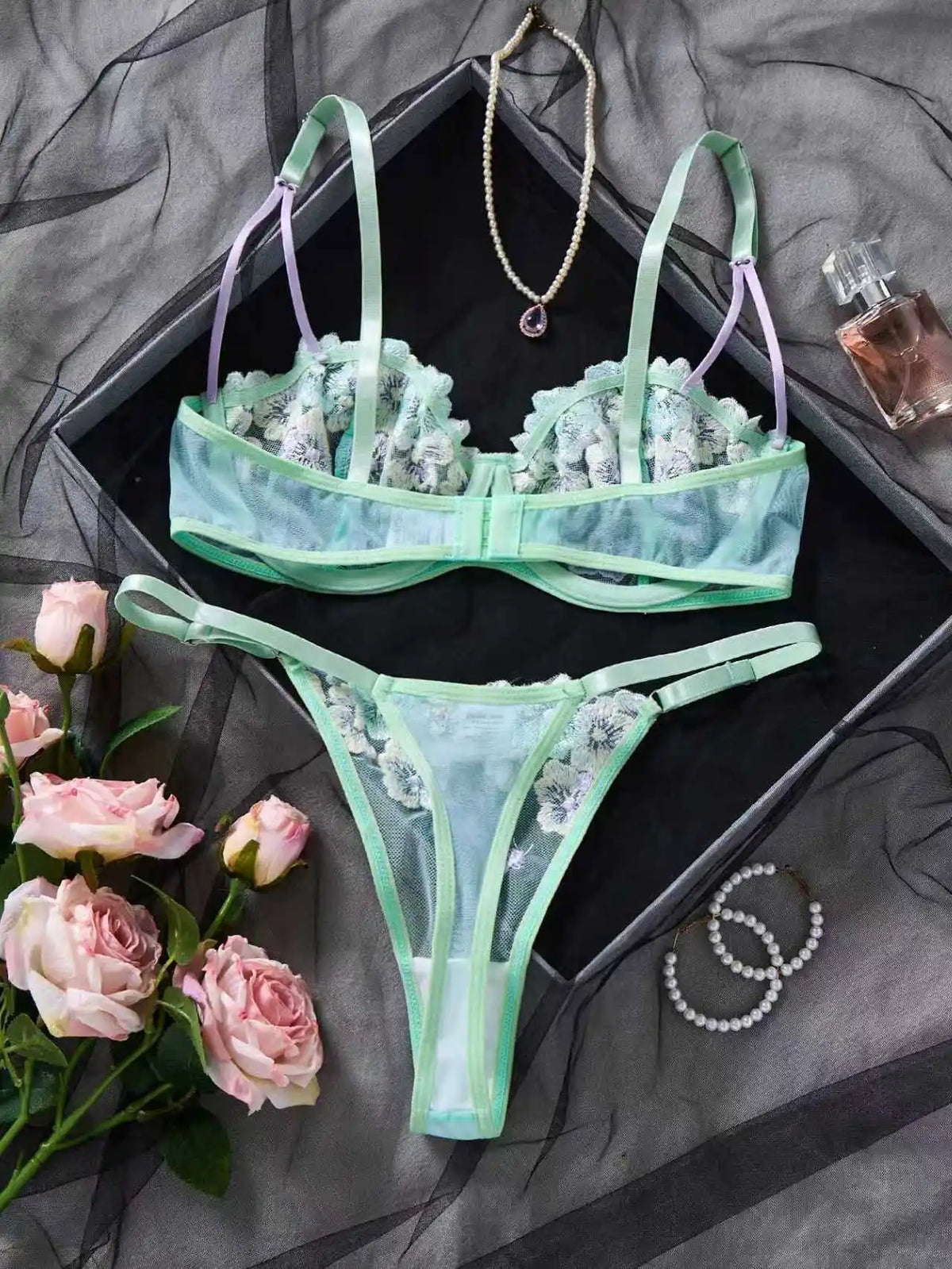 Conjunto de Lingerie Verde em Tule com Bordado Floral – Sutiã com Aro e Fio-Dental