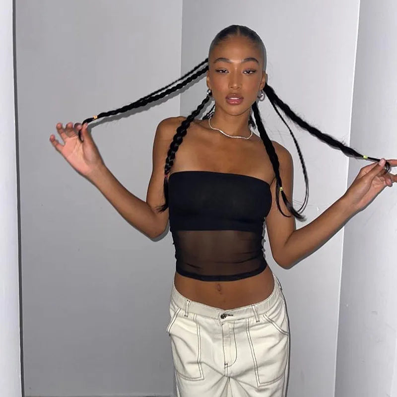 Cropped Tomara que Caia de Tela Preto Justo Ombros à Mostra