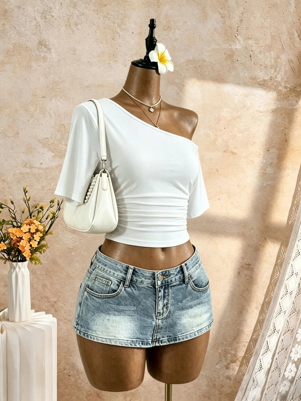 Blusa Cropped Ombro Único Manga Curta com Franzido Lateral Feminina Branca