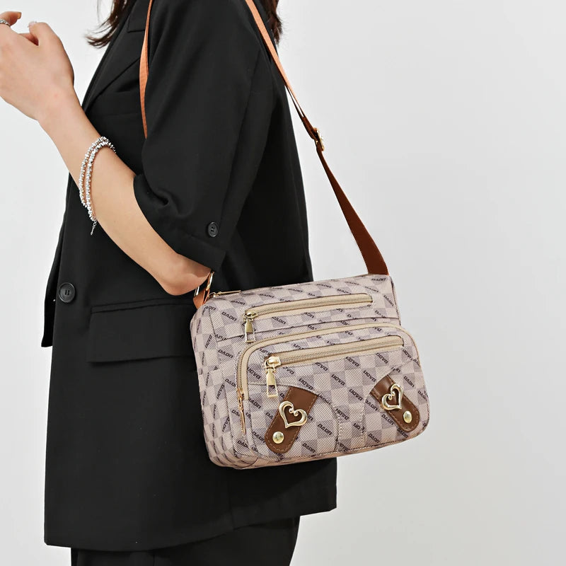 Bolsa Feminina Casual de Ombro em Material Sintético com Design Patchwork e Alça Ajustável