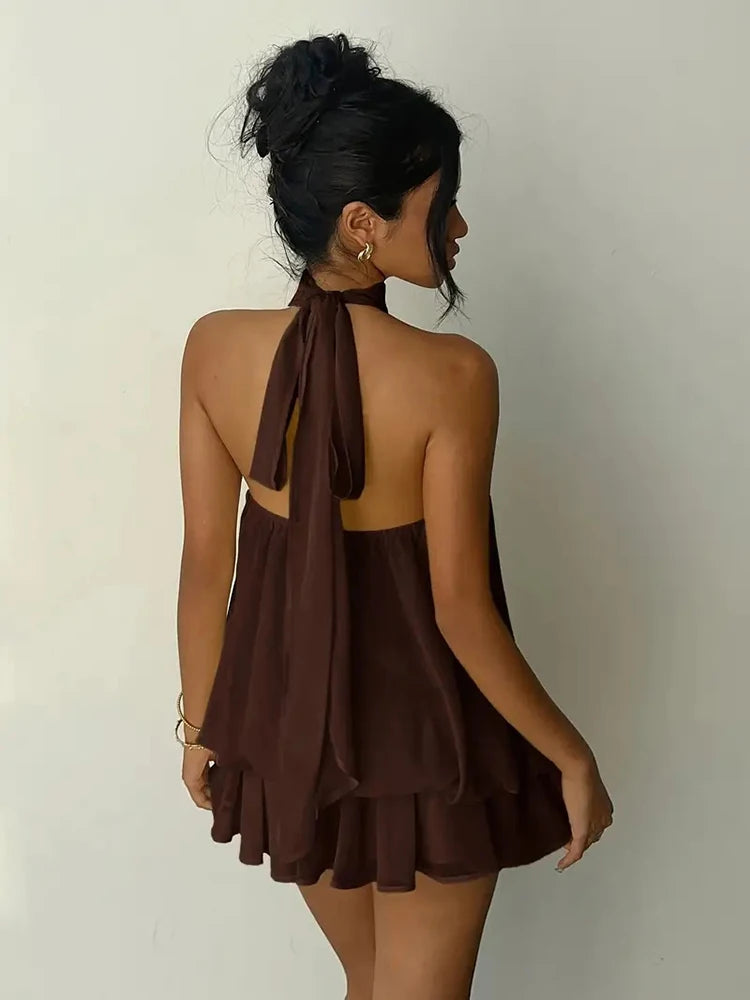 Vestido Curto Frente-Única Costas Nuas com Amarração e Babados de Chiffon