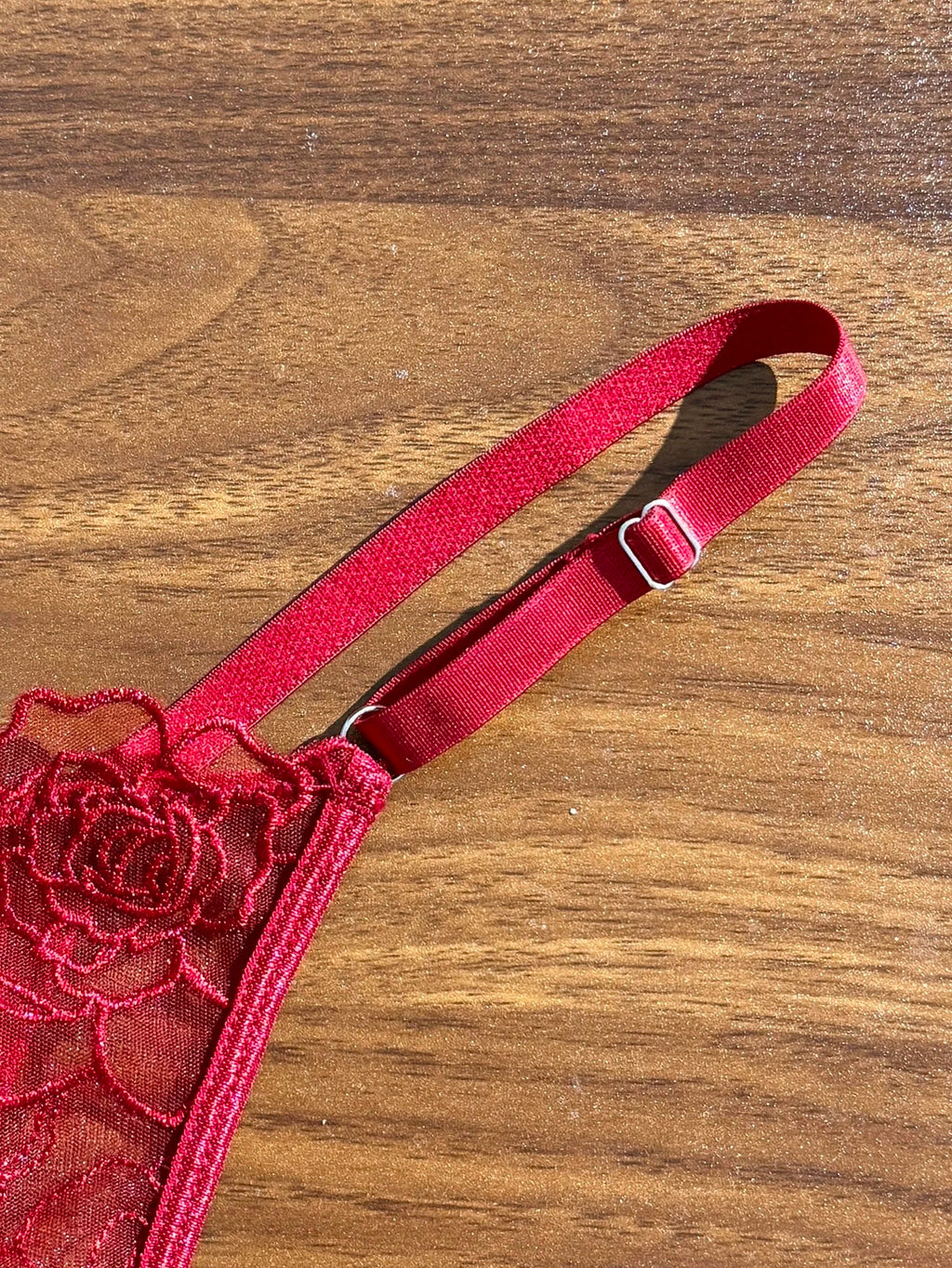 Conjunto de Lingerie Vermelho de Renda com Bordado Floral – Sutiã e Calcinha
