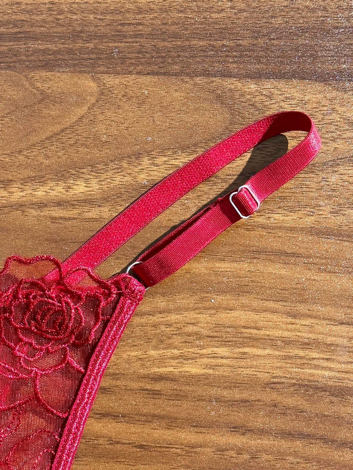 Conjunto de Lingerie Vermelho de Renda com Bordado Floral – Sutiã e Calcinha