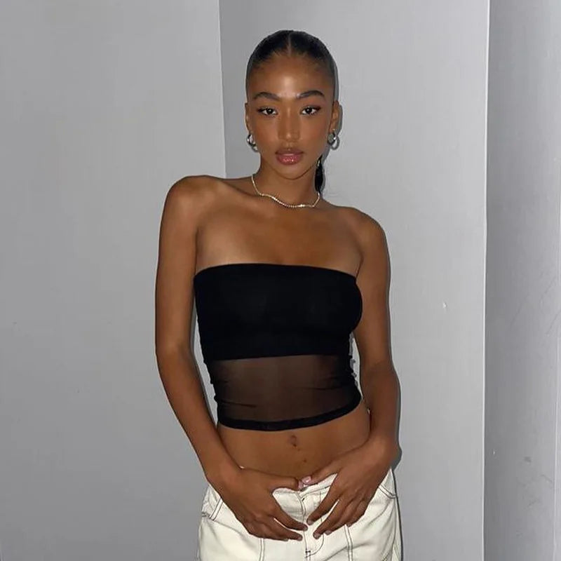 Cropped Tomara que Caia de Tela Preto Justo Ombros à Mostra