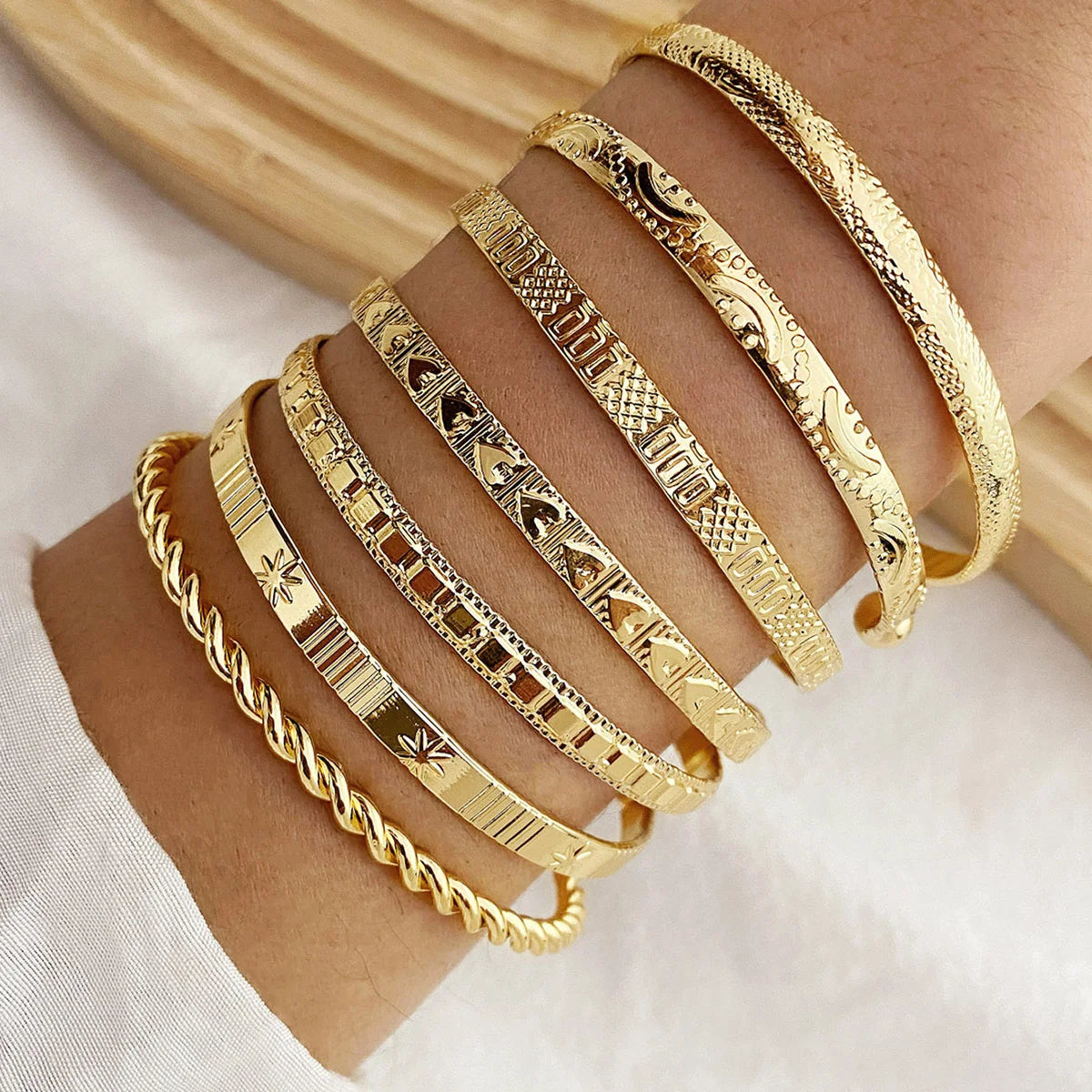 Kit 7 Pulseiras Douradas Estilo Punk com Corações e Design Metálico Aberto Feminina