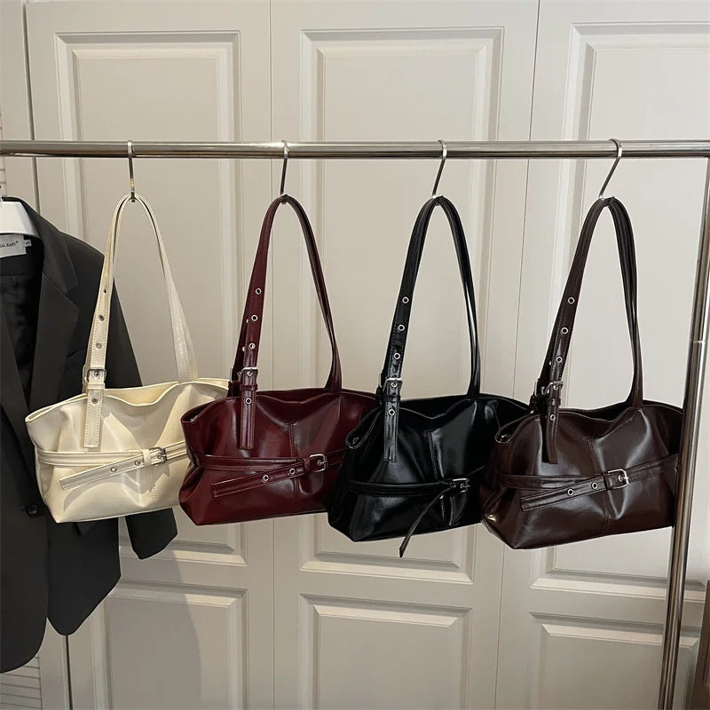 Bolsa Feminina com Rebites e Fivela – Vinho, Café ou Preta