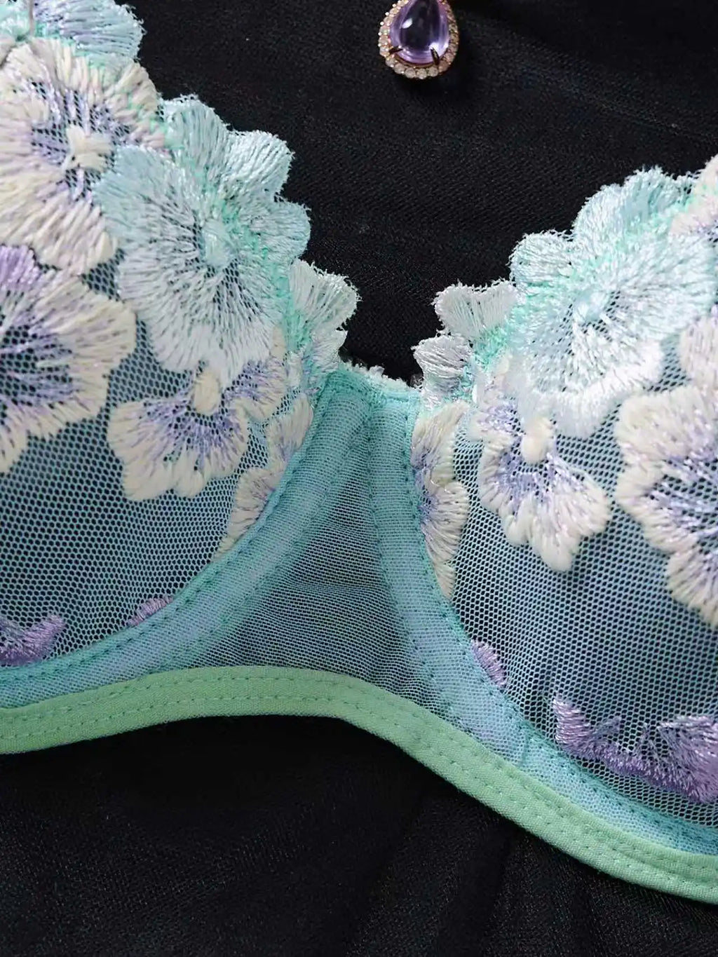 Conjunto de Lingerie Verde em Tule com Bordado Floral – Sutiã com Aro e Fio-Dental