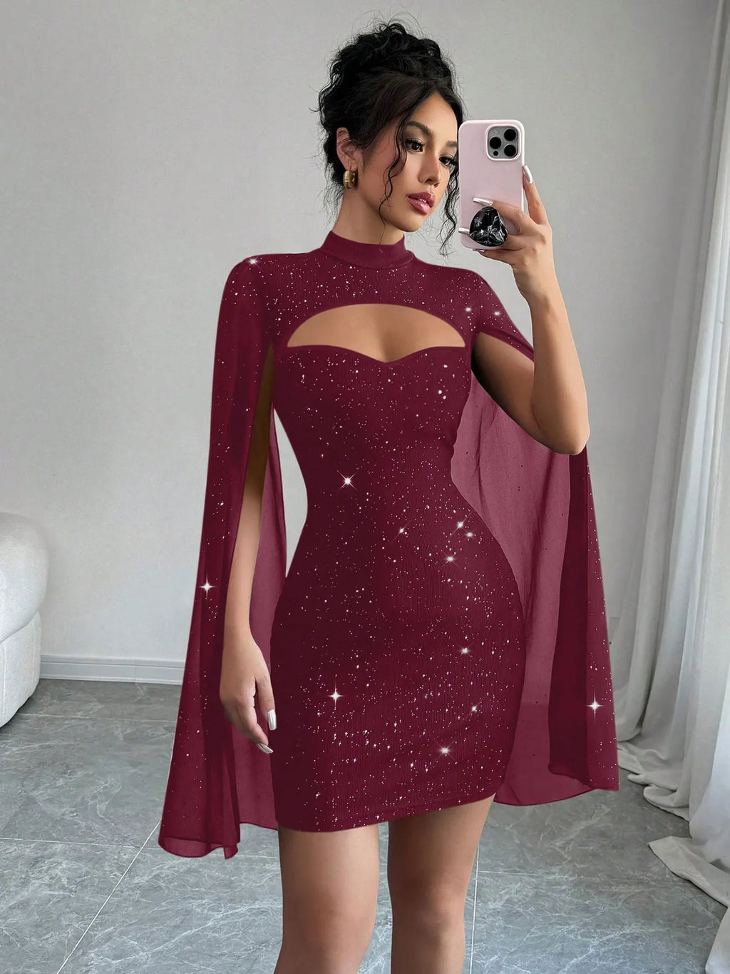 Vestido Curto Justo com Capa e Gola Alta – Brilho de Lantejoulas para Festa e Balada