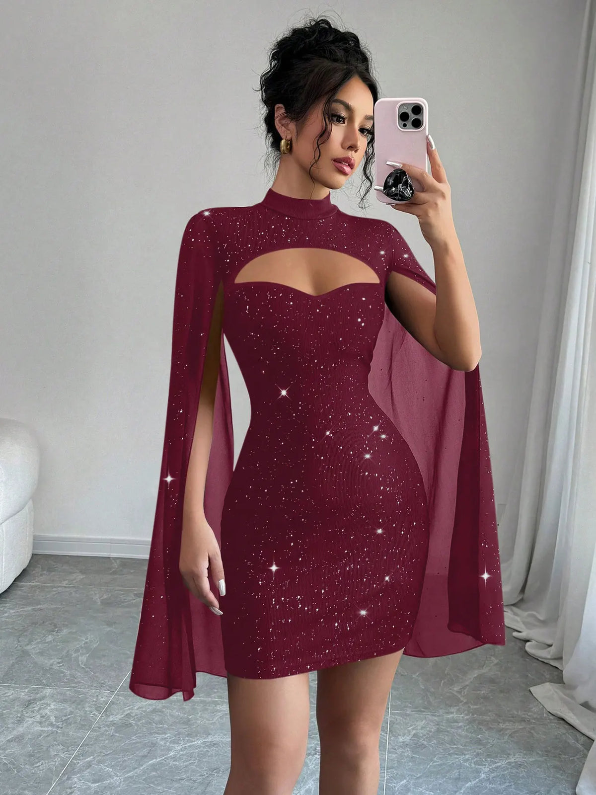 Vestido Curto Justo com Capa e Gola Alta – Brilho de Lantejoulas para Festa e Balada