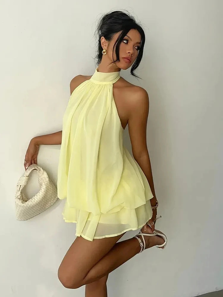 Vestido Curto Frente-Única Costas Nuas com Amarração e Babados de Chiffon