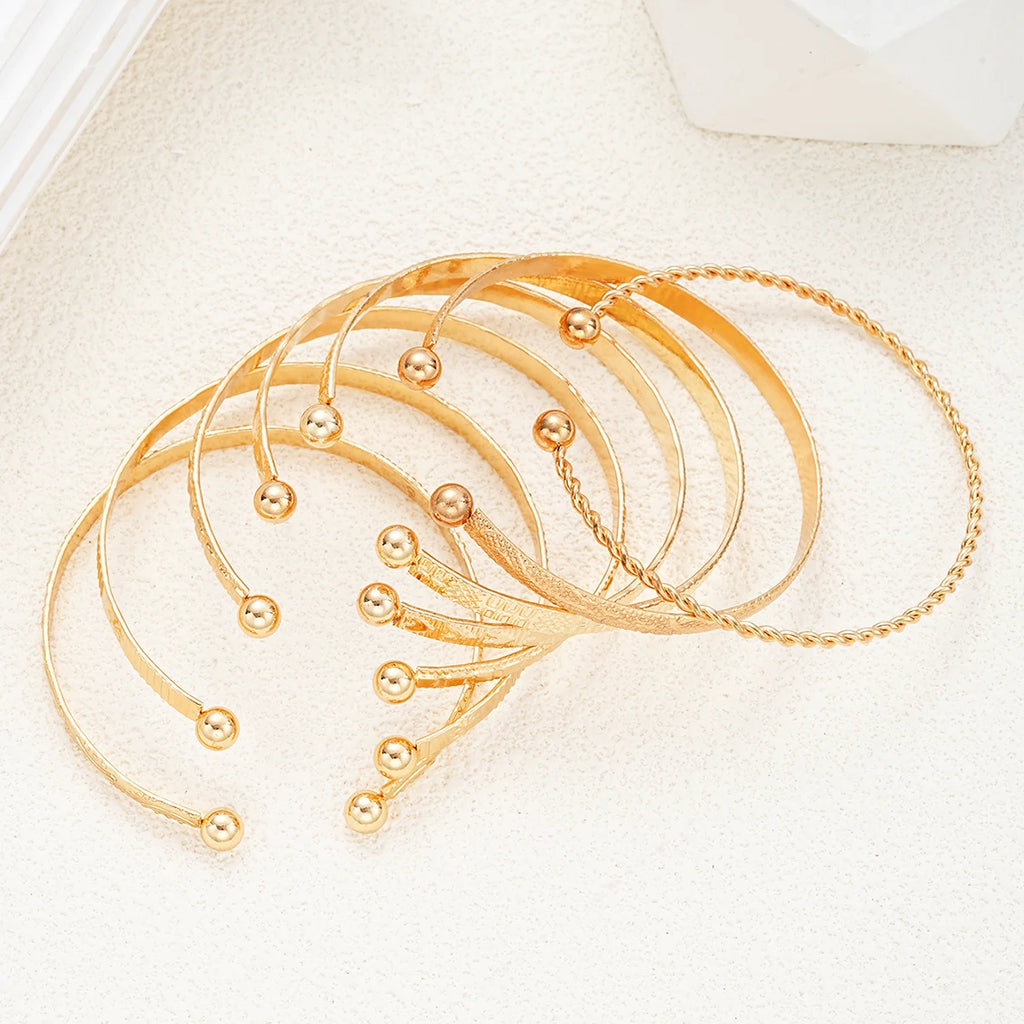 Kit 7 Pulseiras Douradas Estilo Punk com Corações e Design Metálico Aberto Feminina
