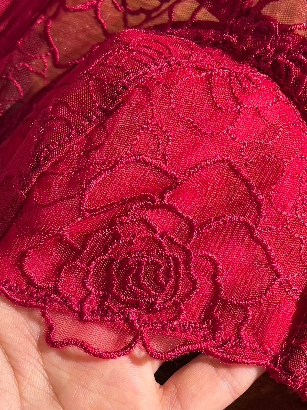 Conjunto de Lingerie Vermelho de Renda com Bordado Floral – Sutiã e Calcinha