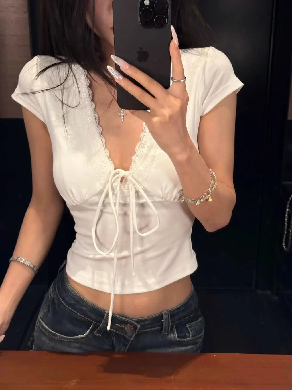 Blusa de Renda Feminina Decote V Manga Curta com Cetim Lisa