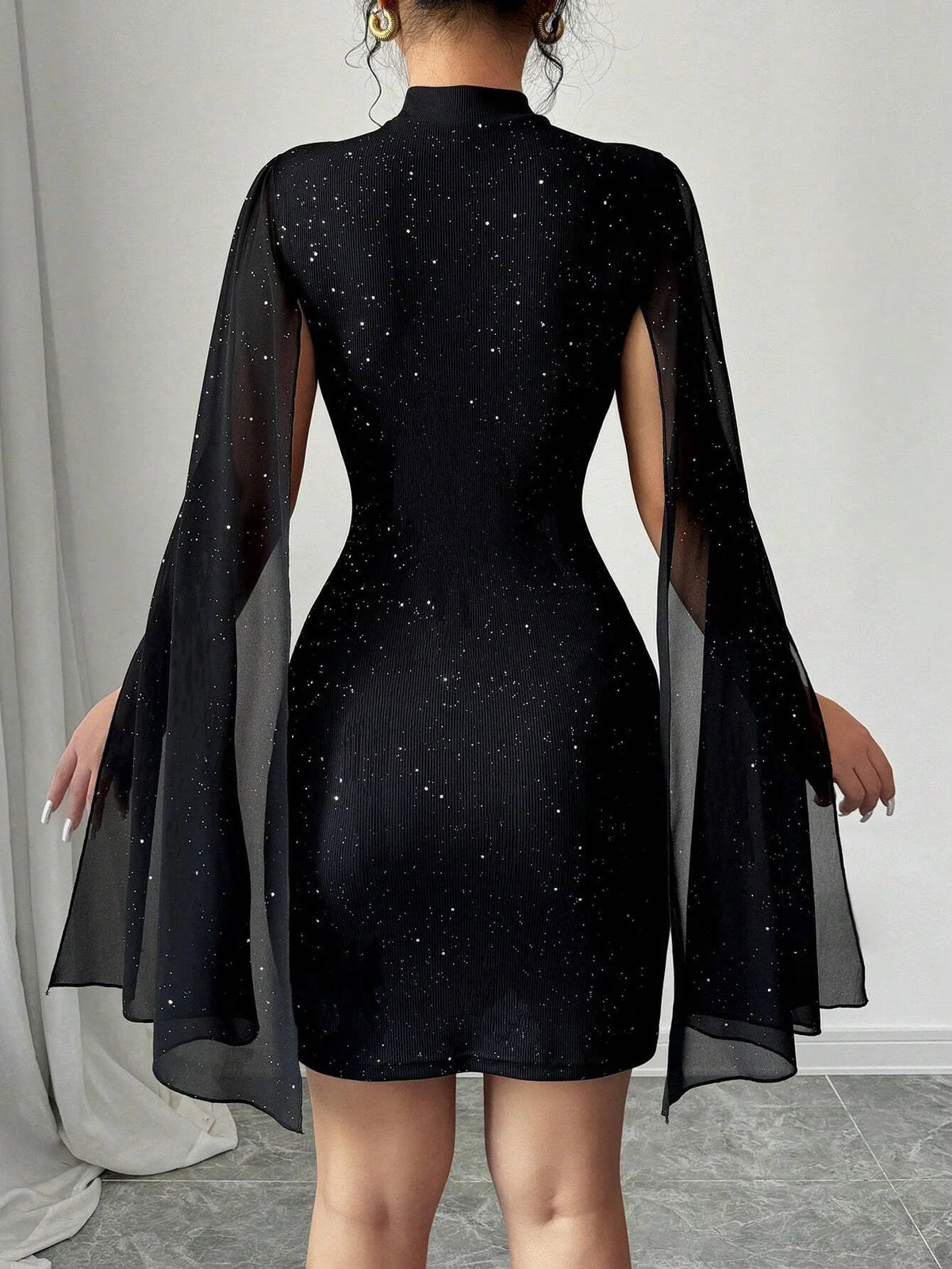 Vestido Curto Justo com Capa e Gola Alta – Brilho de Lantejoulas para Festa e Balada