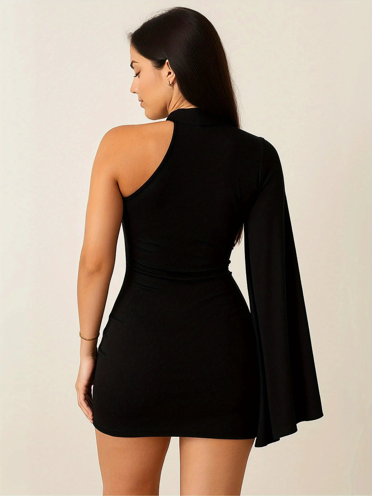 Vestido de Festa Elegante com Decote Assimétrico e Mangas com Fenda