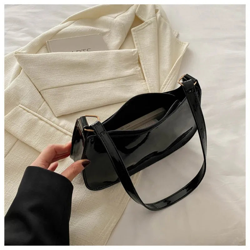 Bolsa de Ombro Feminina com Aba – Preta ou Vermelha