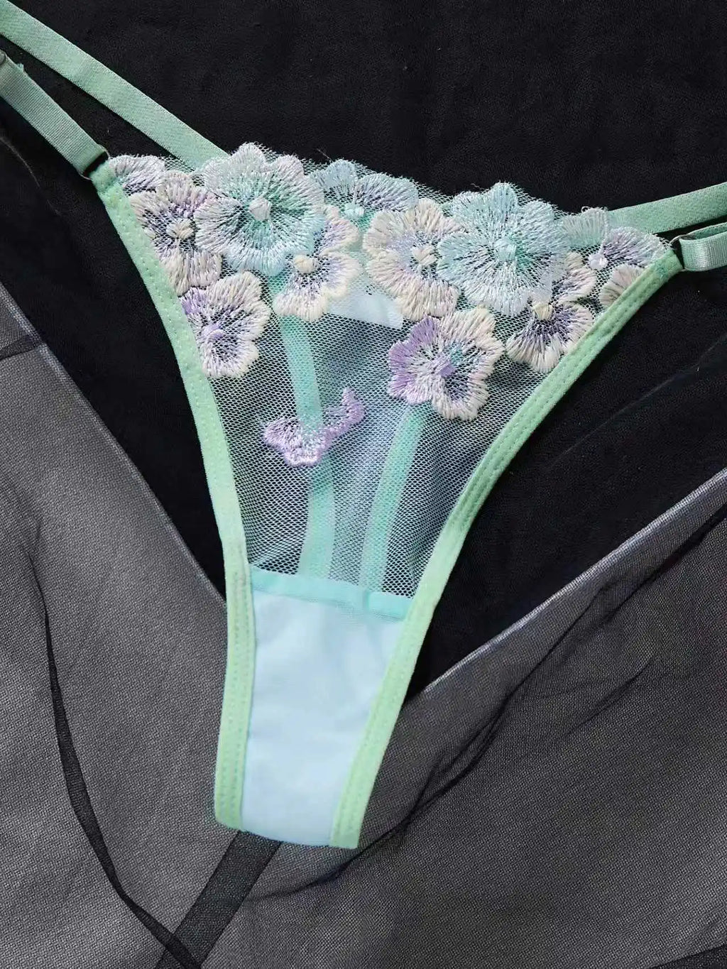 Conjunto de Lingerie Verde em Tule com Bordado Floral – Sutiã com Aro e Fio-Dental
